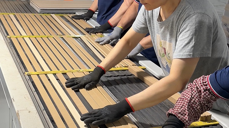 All'interno della nostra fabbrica di pannelli acustici: dalla produzione di precisione alla spedizione in grandi quantità All'interno della nostra fabbrica di pannelli acustici: dalla produzione di precisione alla spedizione in grandi quantità